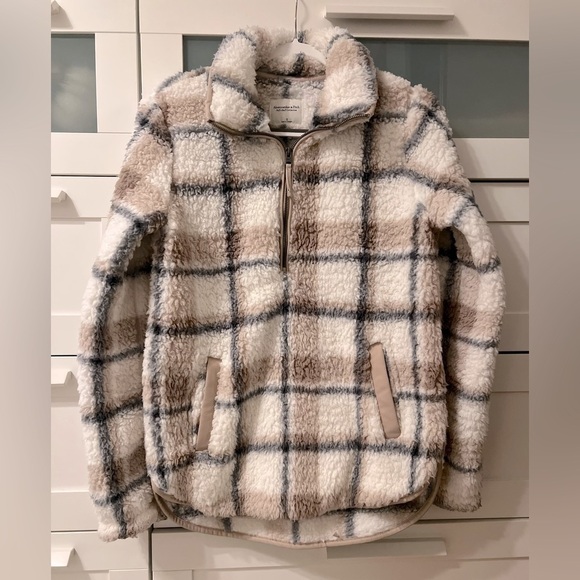 Abercrombie & Fitch Sherpa Half-Zip Elevated Trim Sweatshirt - Picture 3 of 9